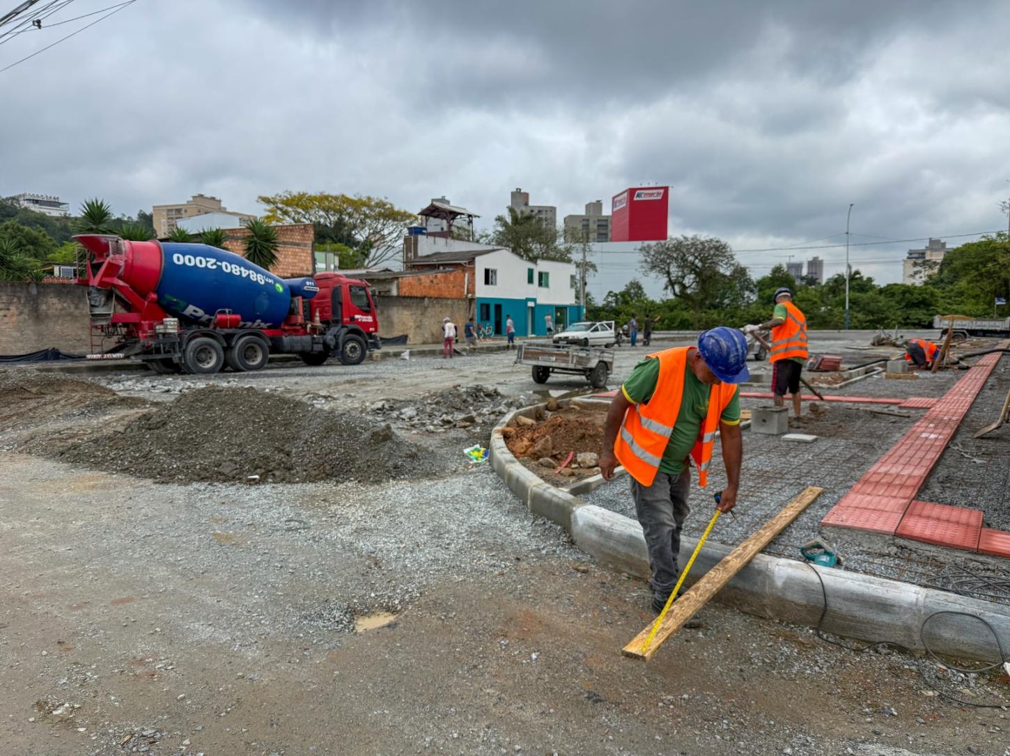 Obras da Avenida Prefeito Meirinho avançam com concretagem de calçadas