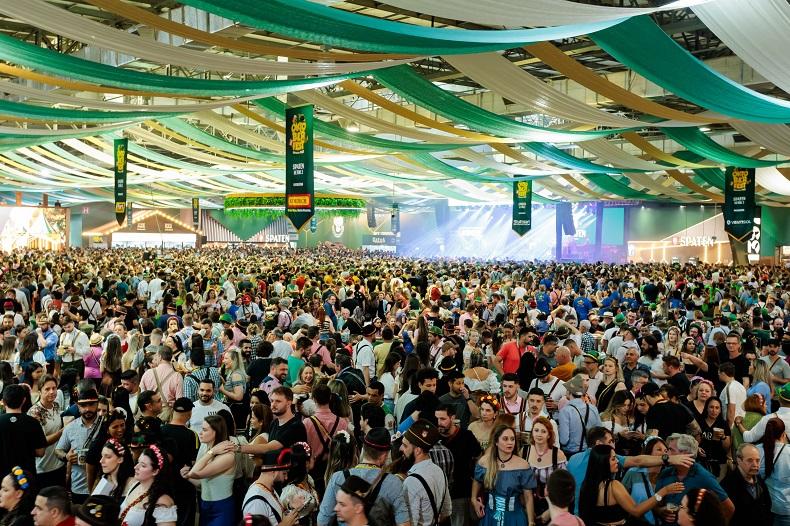 Oktoberfest Blumenau bate recorde histórico de público, aponta levantamento da ElevenTickets