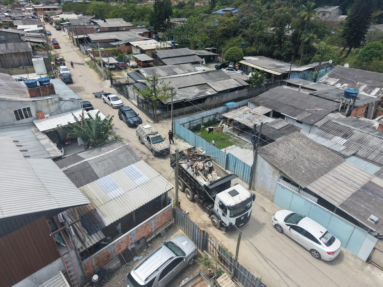 Operação na Vila Fortaleza fecha depósito clandestino de recicláveis e recolhe 84 toneladas de materiais