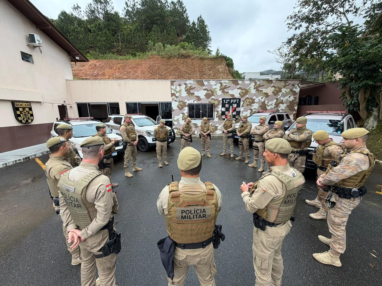 POLÍCIA MILITAR AGE RAPIDAMENTE E CONTÉM CONFLITO ENTRE MANIFESTANTES APÓS SEGUNDO TURNO DAS ELEIÇÕES EM BALNEÁRIO CAMBORIÚ