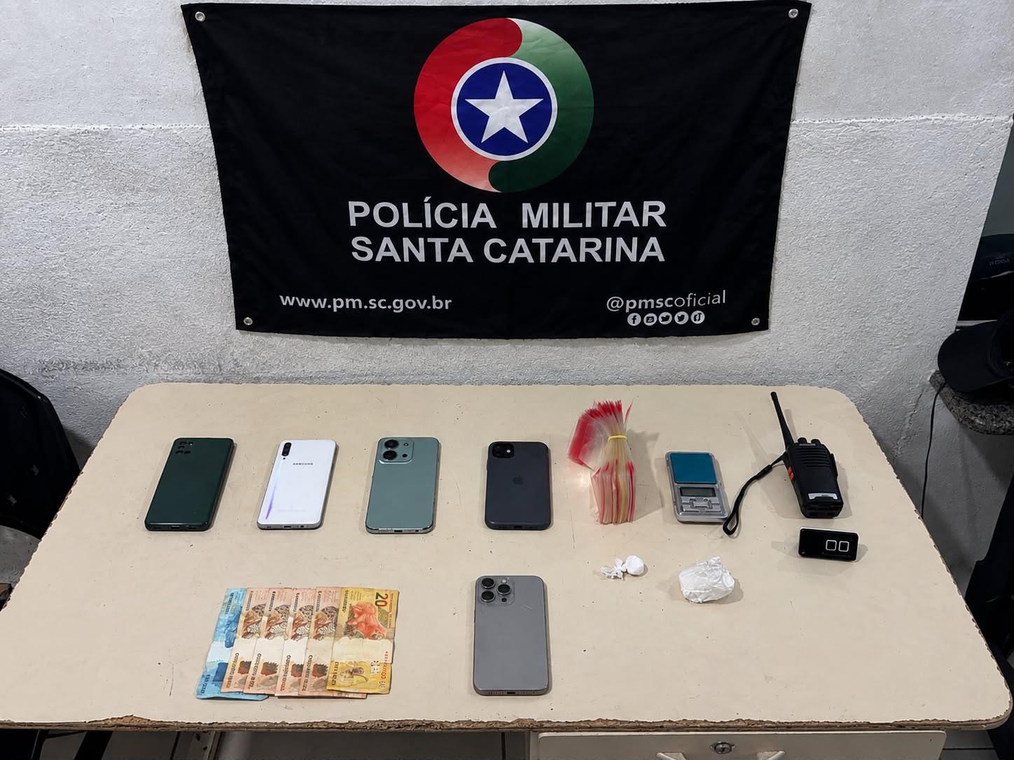 Polícia Militar apreende cocaína e materiais relacionados ao tráfico em Porto Belo