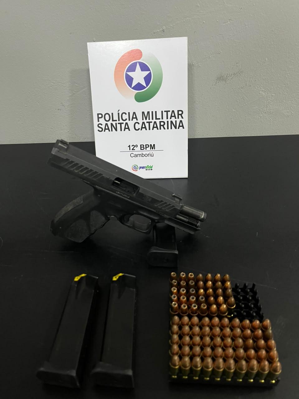 POLÍCIA MILITAR APREENDE PISTOLA E 84 MUNIÇÕES DURANTE OCORRÊNCIA DE VIOLÊNCIA DOMÉSTICA EM CAMBORIÚ
