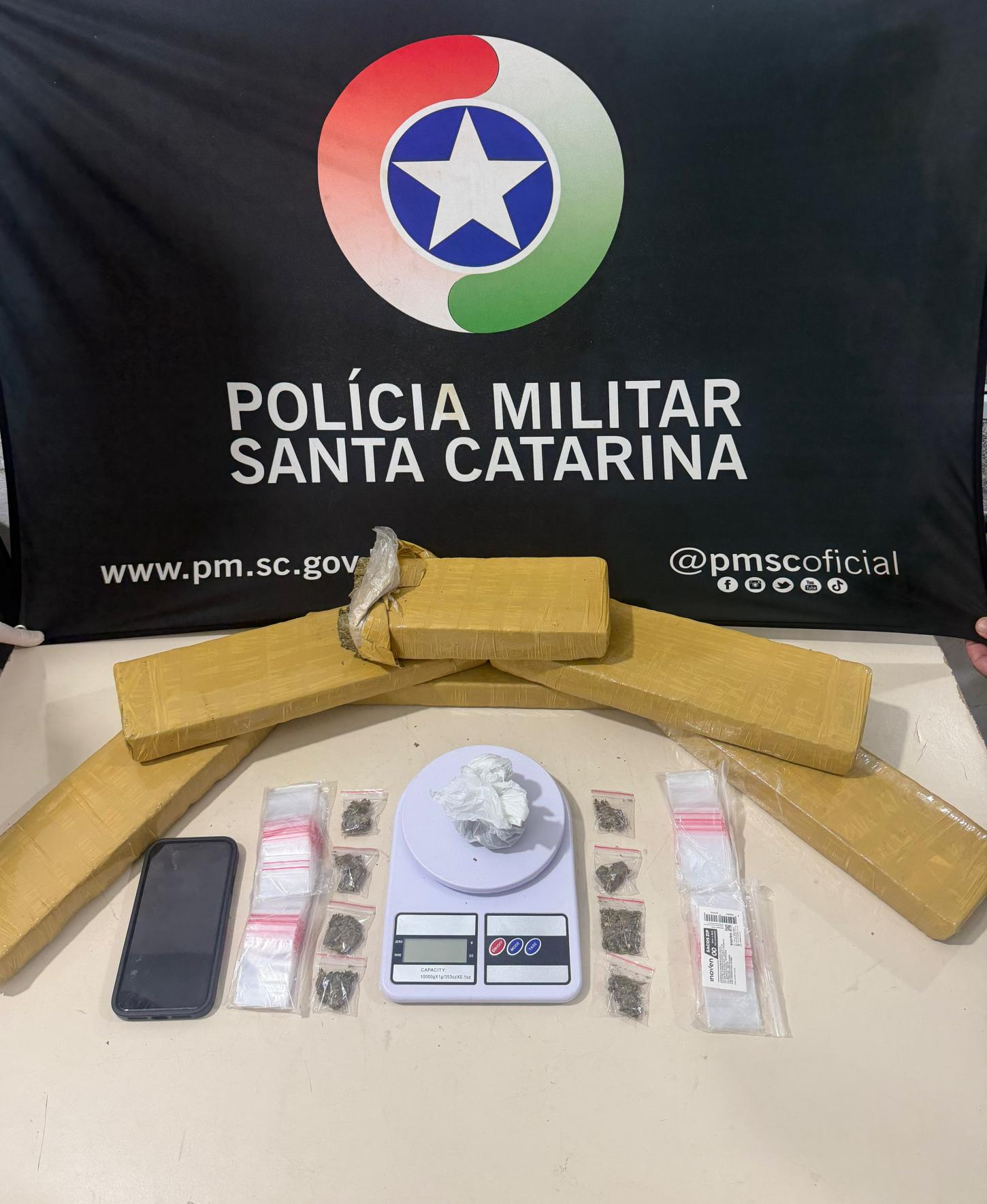 Polícia Militar prende dois suspeitos e apreende aproximadamente 6 quilos de maconha