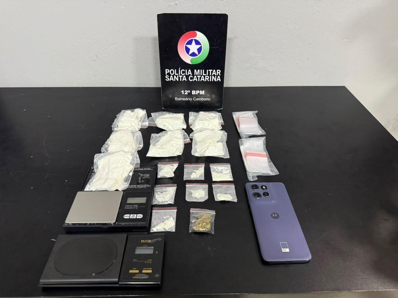 POLÍCIA MILITAR PRENDE HOMEM E APREENDE MAIS DE 300 GRAMAS DE COCAÍNA EM CAMBORIÚ