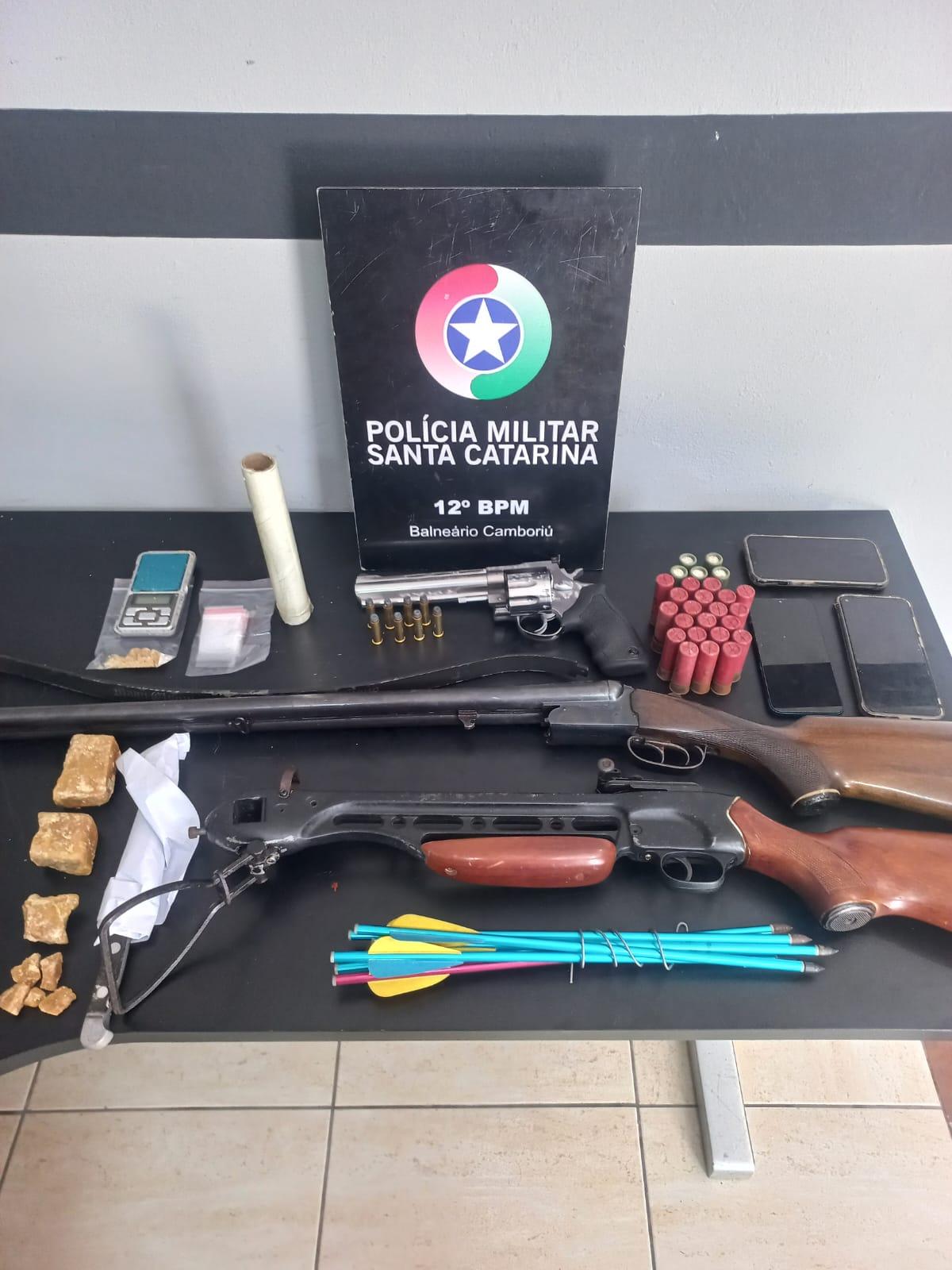 Polícia Militar prende homem por tráfico de drogas e apreende armas e munições em Balneário Camboriú