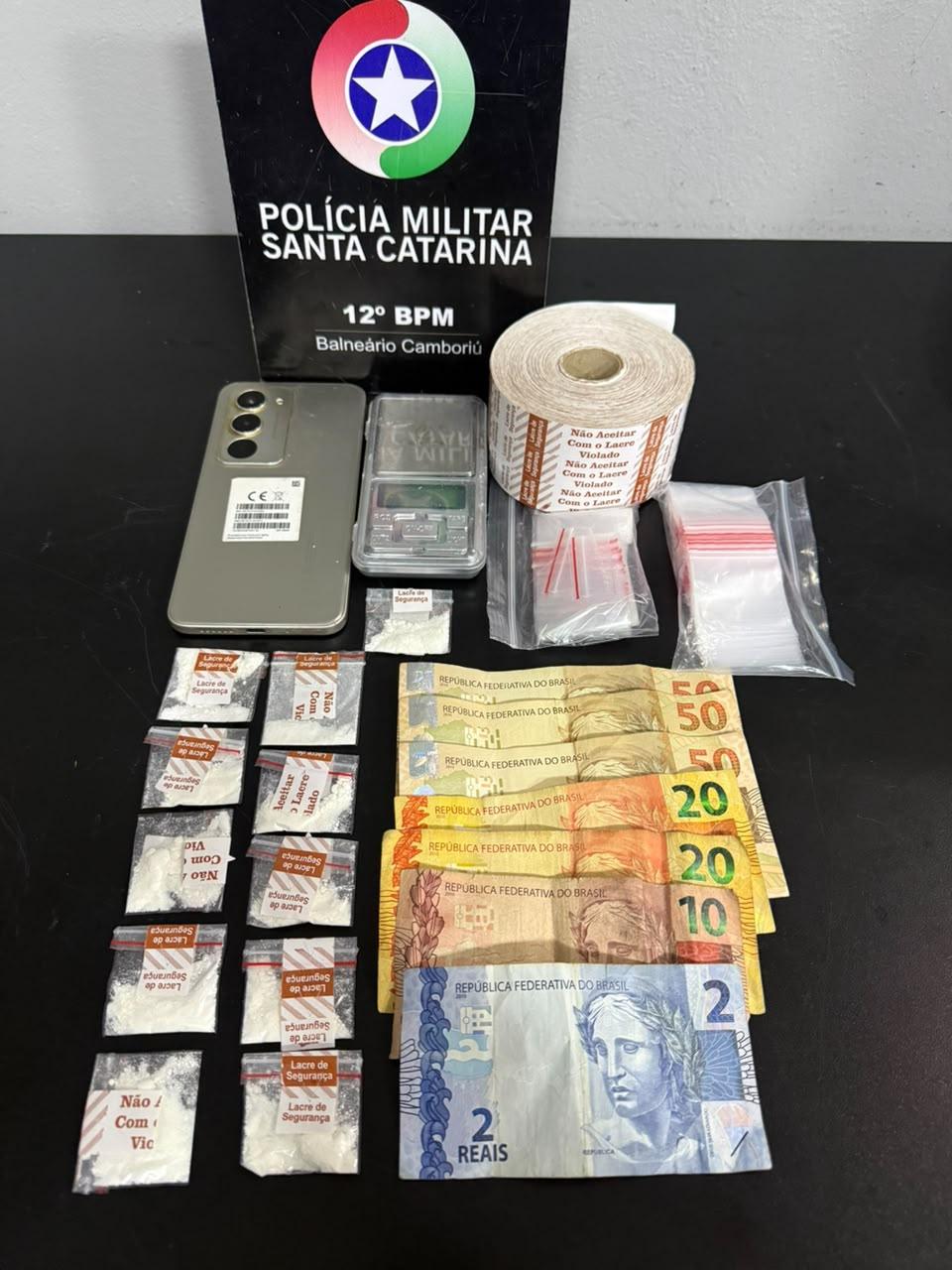 Polícia Militar prende homem por tráfico de drogas e apreende cocaína em Cambori