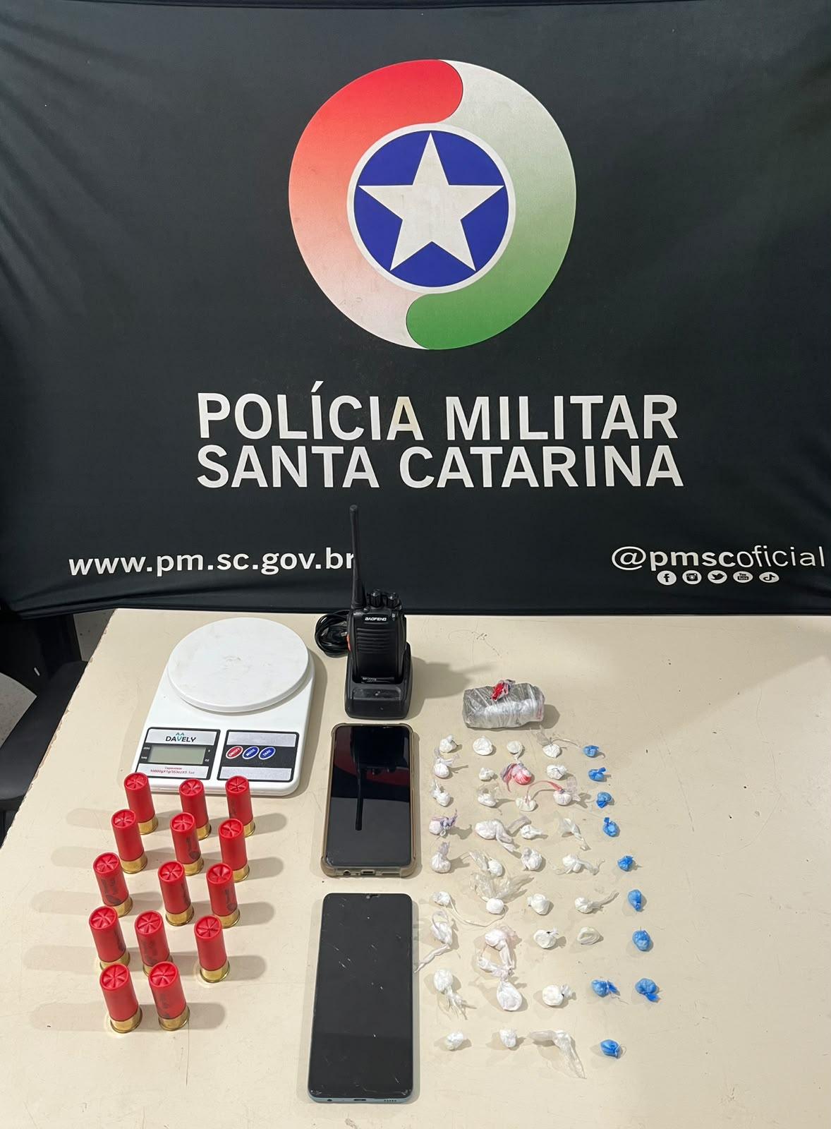 Polícia Militar prende homem por tráfico de drogas e apreende munições no Casarão, em Tijucas