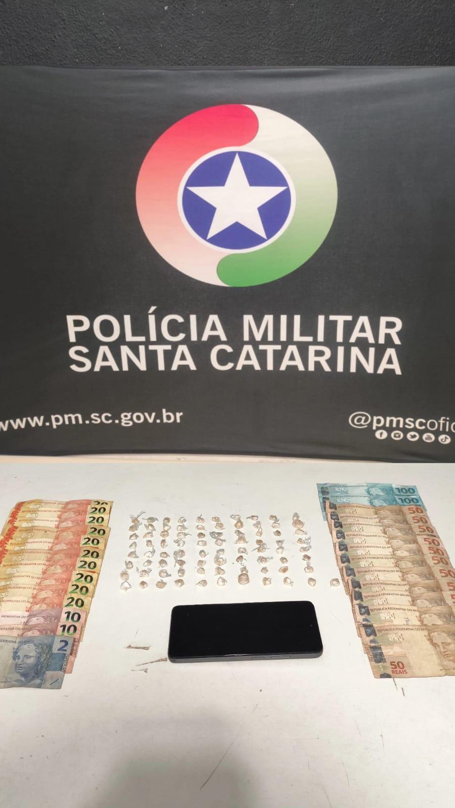 Polícia Militar prende homem por tráfico de drogas em Itajaí