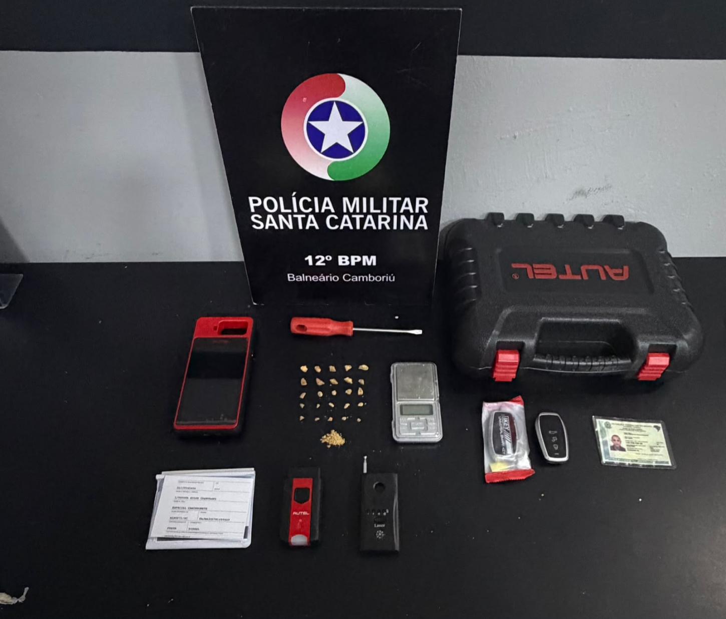 Polícia Militar recupera caminhonete furtada e apreende drogas e equipamentos utilizados em furtos de veículos