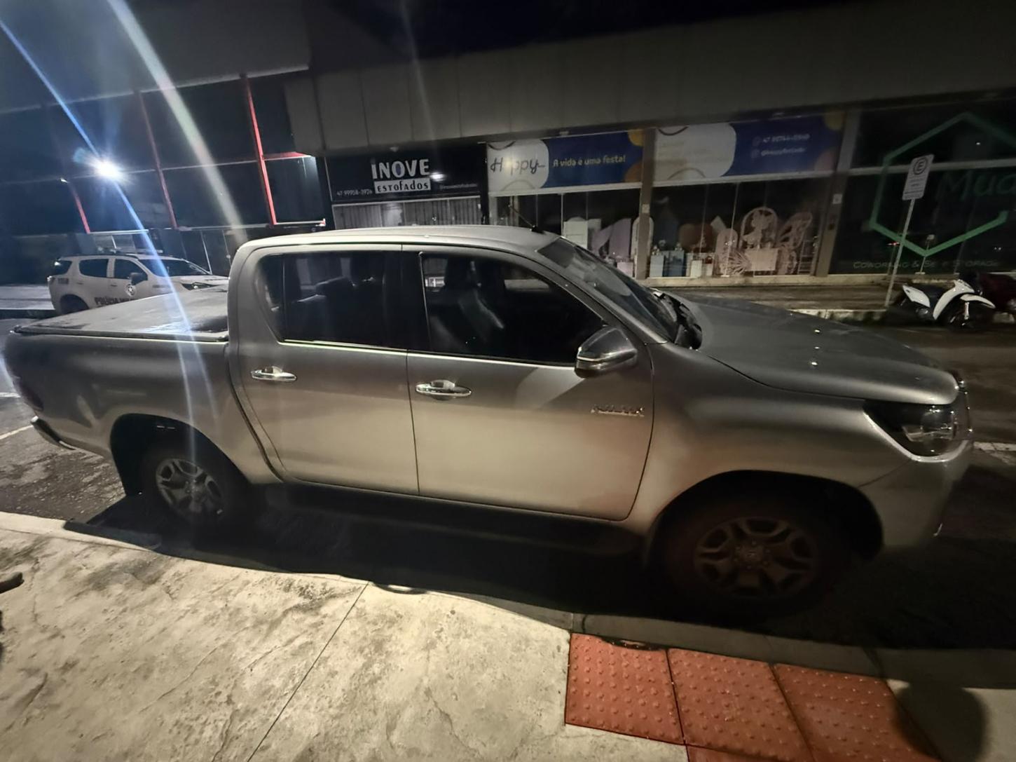 Polícia Militar recupera caminhonete furtada e prende homem após tentativa de fuga na BR-101