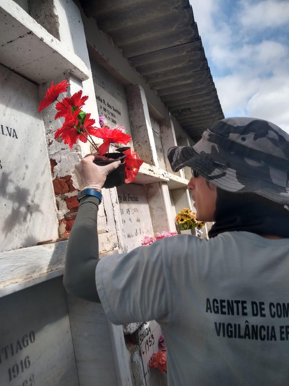 SAÚDE ORIENTA SOBRE PREVENÇÃO À DENGUE NOS CEMITÉRIOS ANTES DE FINADOS