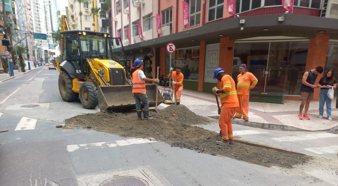 Emasa intensifica últimos trabalhos na ligação dos imóveis à nova rede de esgoto na Rua 3700