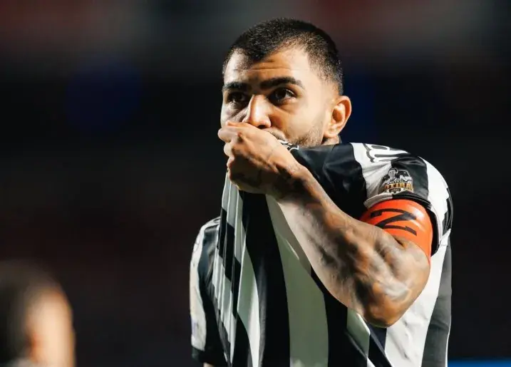 Gabriel Barbosa marcou duas vezes (Foto: @raulbaretta_photo / Santos FC)