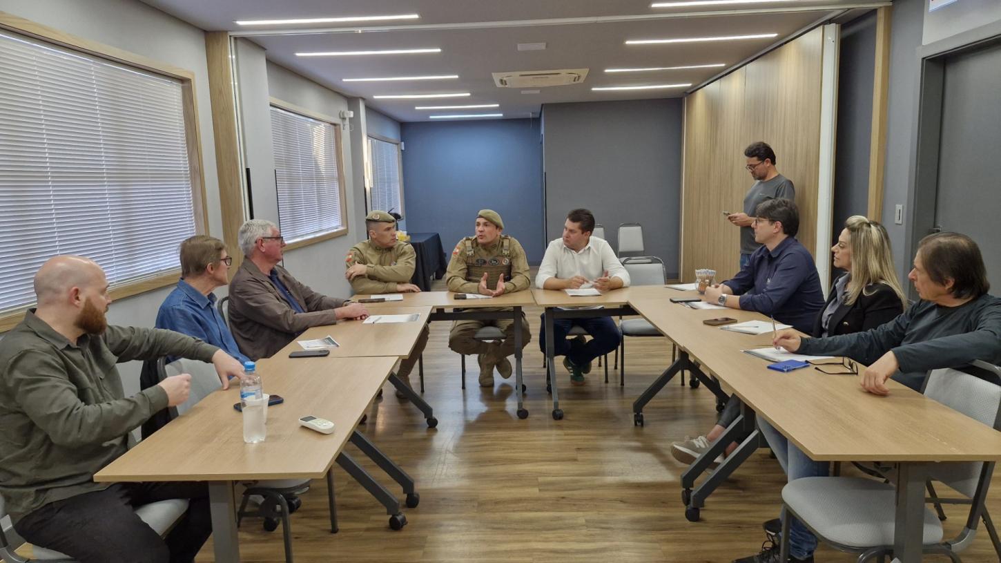 ACII reúne comerciantes, Polícia Militar e Assistência Social para discutir segurança no Centro de Itajaí