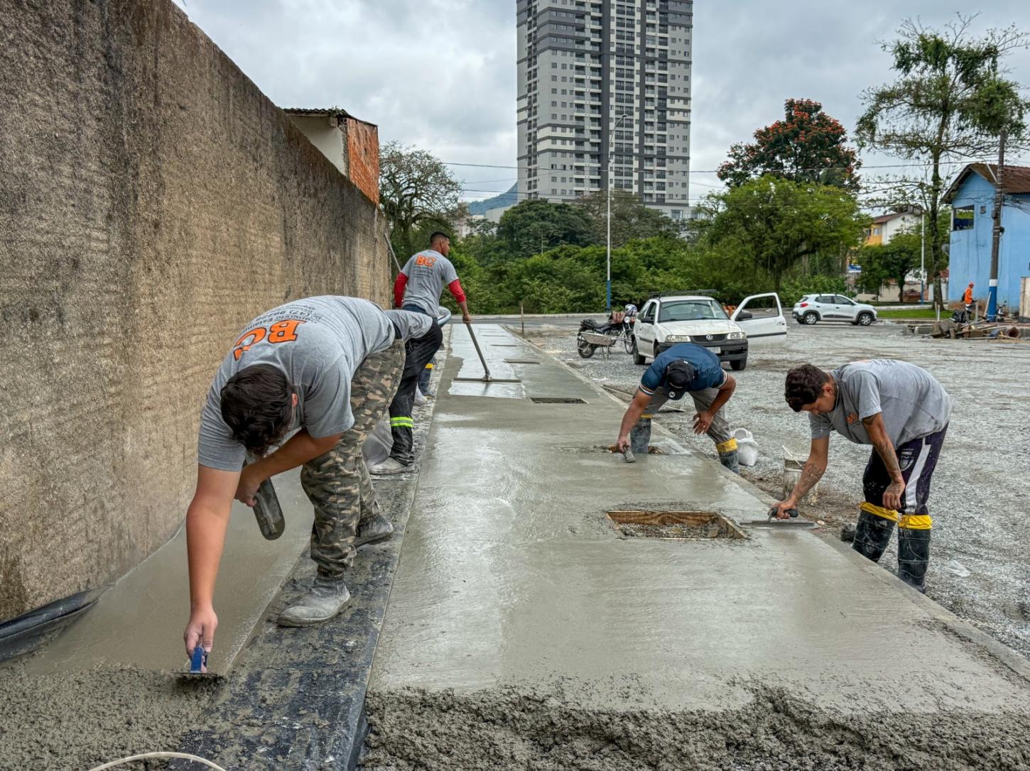 Obras da Avenida Prefeito Meirinho avançam com concretagem de calçadas