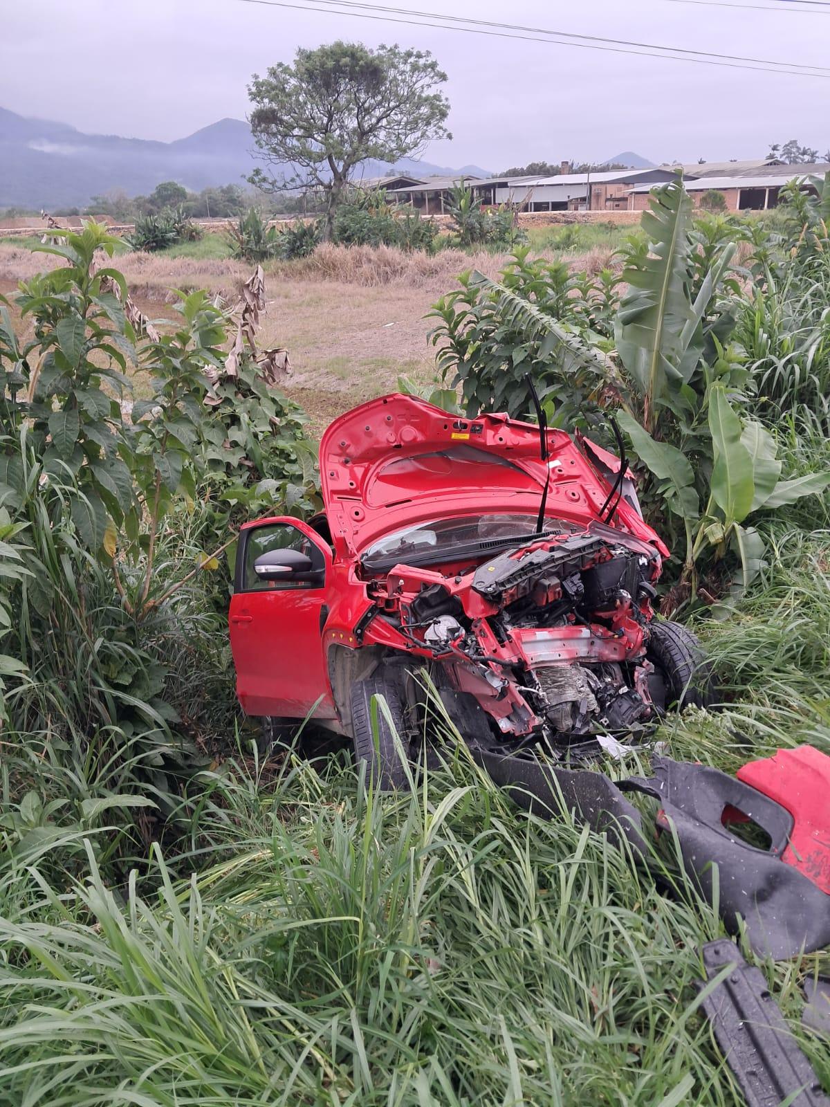 Acidente de trânsito  com óbito e vítimas presas em ferragens