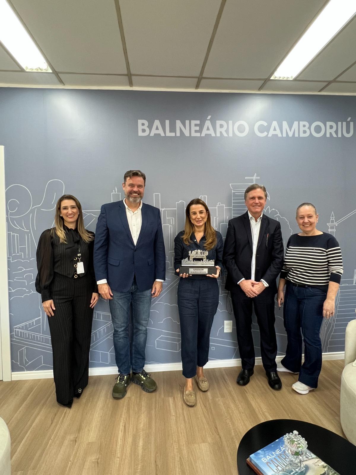 Talita Varella Silva - advogada do Expocentro, Fábio Fiedler diretor Comercial Expocentro, Juliana Pavan, Dario Berger CEO Expocentro e Luciana Haugg assessora de imprensa do Expocentro.