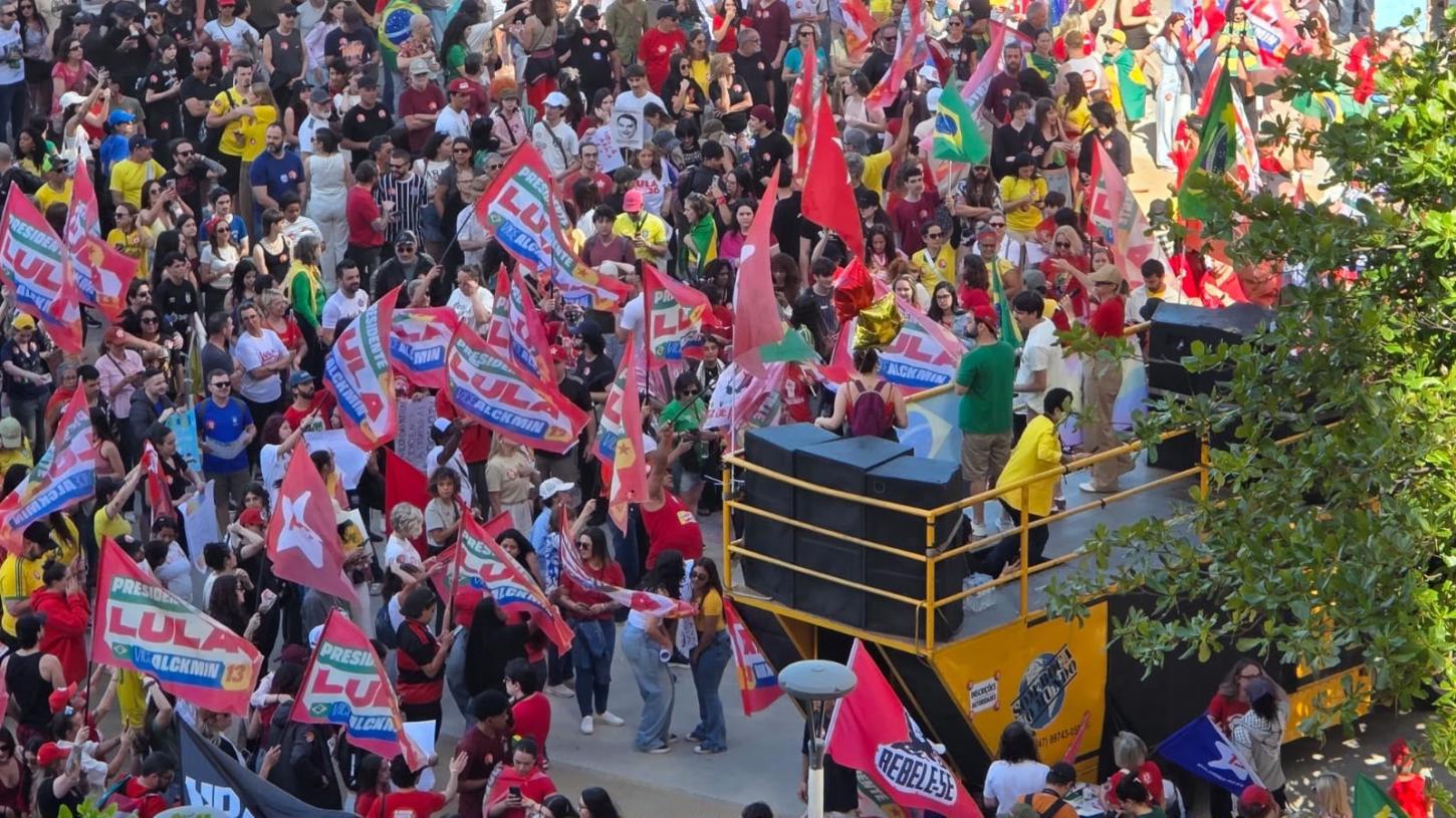 Praça lotada reúne 5 mil pessoas em ato em apoio a Lula em Balneário Camboriú
