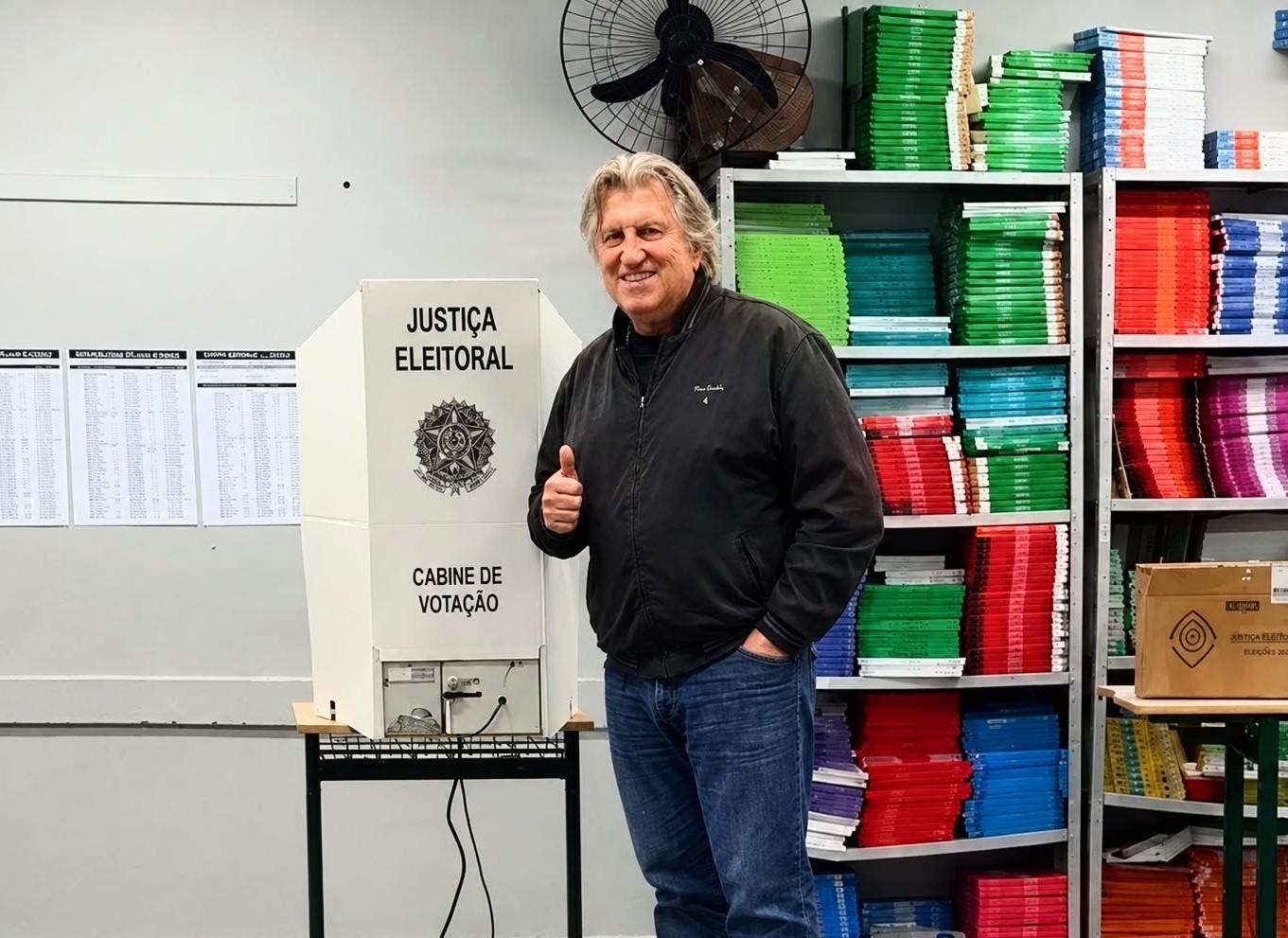 Prefeito Leonel Pavan vota em Camboriú e destaca importância da participação democrática