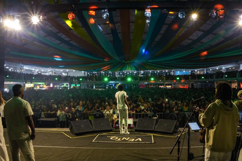 Samba de Xande de Pilares agita 12,5 mil pessoas na Marejada