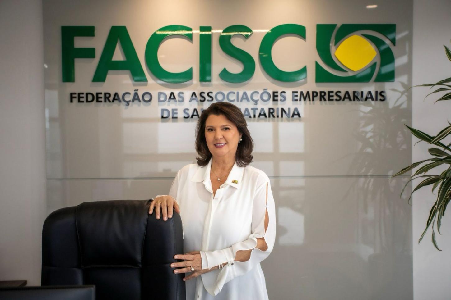 Sindivest parabeniza Rita Conti pela eleição histórica como primeira mulher presidente da FACISC