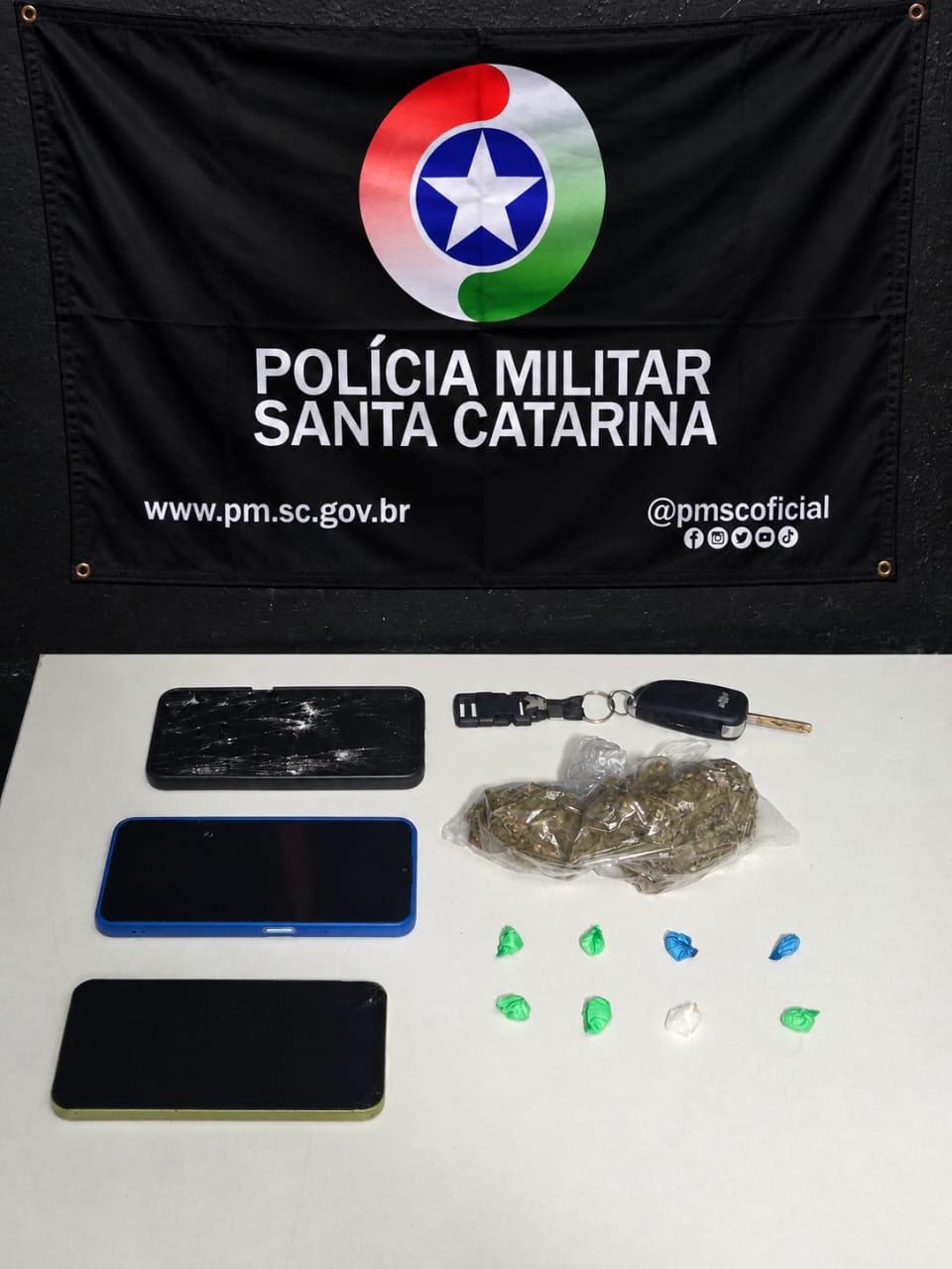 Três pessoas são presas por tráfico de drogas durante abordagem de veículo em Itajaí