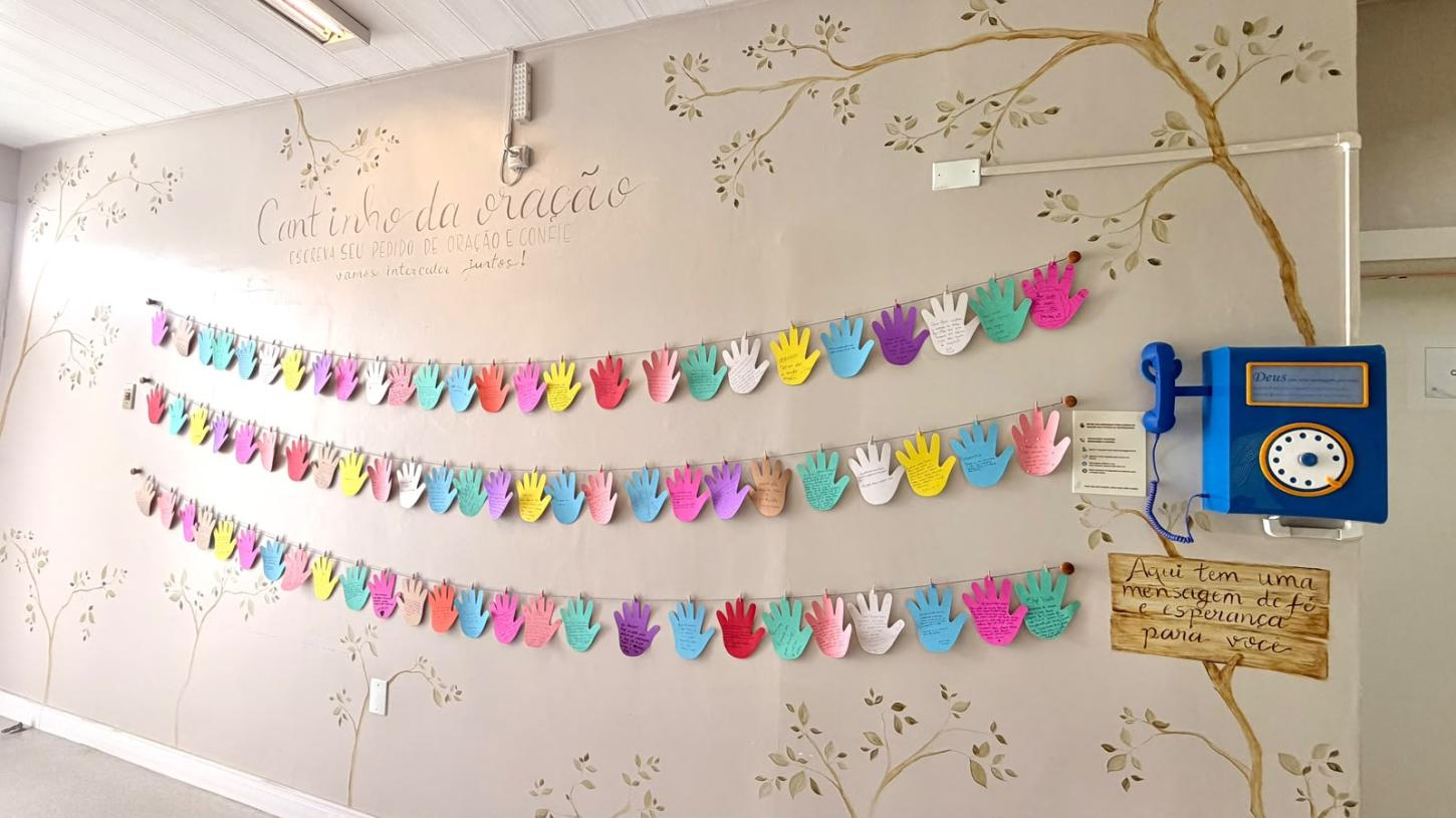 Varal em formato de mãozinhas com pedidos de preces é destaque em “Cantinho da Oração” inaugurado no Hospital Infantil Pequeno Anjo 