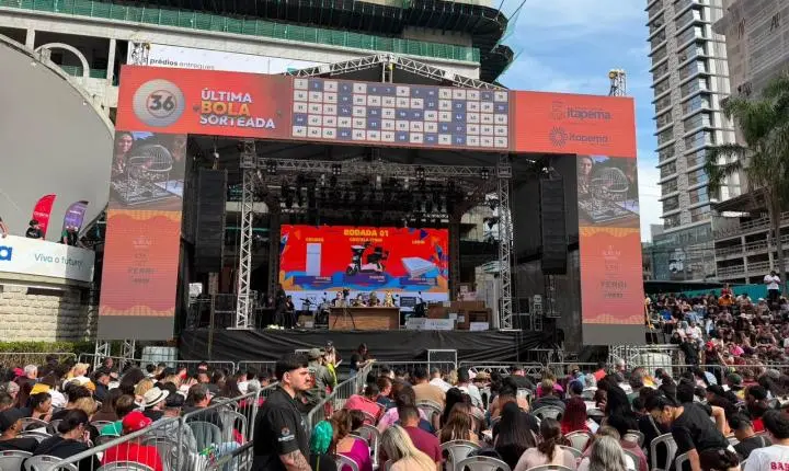 15 mil cartelas vendidas e Praça da Paz lotada marcam Tarde de Prêmios do 8º Arraiá Solidário