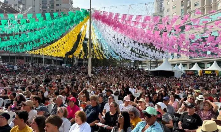 15 mil cartelas vendidas e Praça da Paz lotada marcam Tarde de Prêmios do 8º Arraiá Solidário