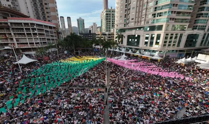 15 mil cartelas vendidas e Praça da Paz lotada marcam Tarde de Prêmios do 8º Arraiá Solidário