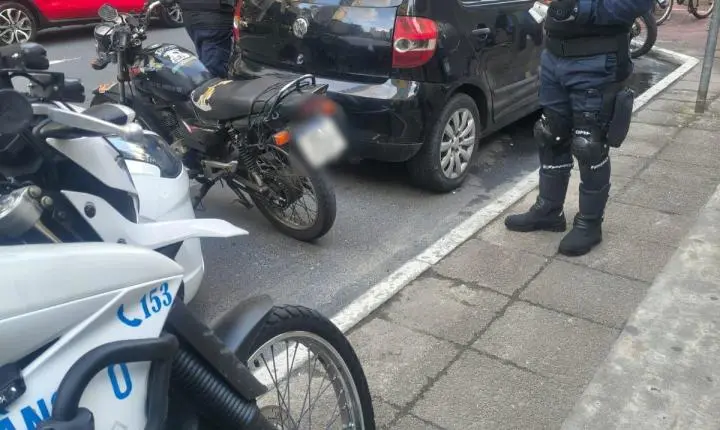 535 pontos na CNH e R$ 30 mil em débitos: Agentes de Trânsito removem motocicleta em Balneário Camboriú