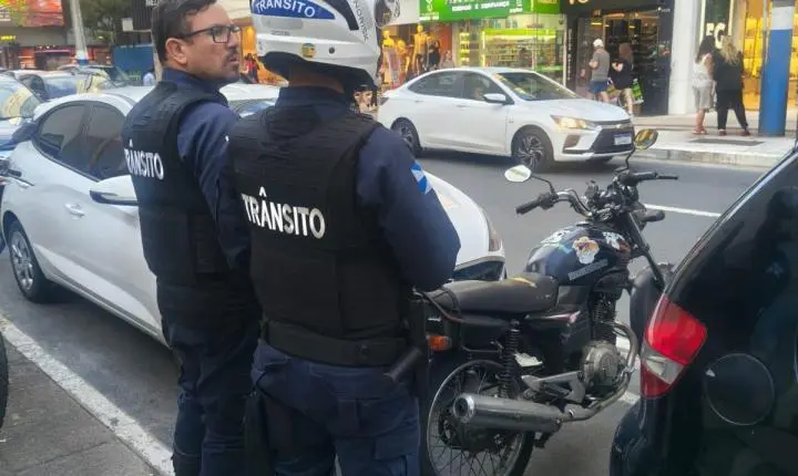 535 pontos na CNH e R$ 30 mil em débitos: Agentes de Trânsito removem motocicleta em Balneário Camboriú