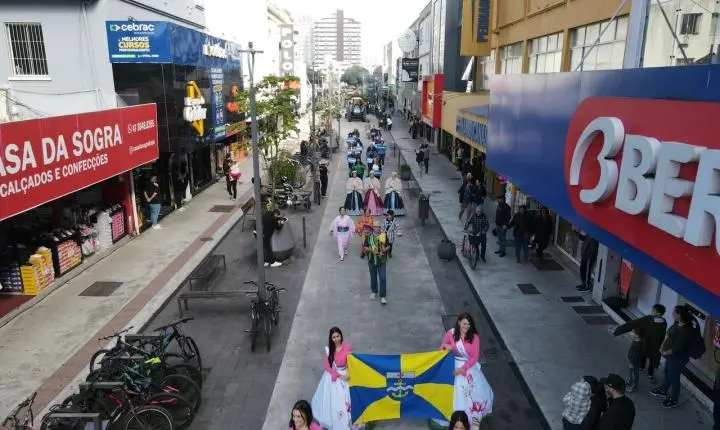 A roça invadiu a Hercíio Luz com o desfile da 40ª Festa do Colono