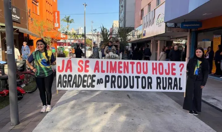 A roça invadiu a Hercíio Luz com o desfile da 40ª Festa do Colono