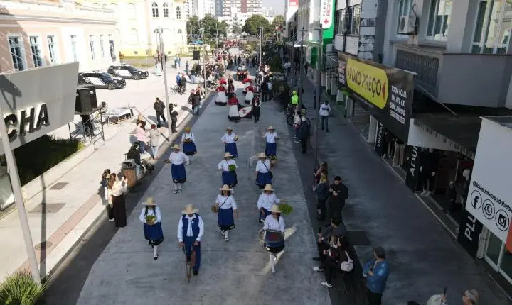 A roça invadiu a Hercíio Luz com o desfile da 40ª Festa do Colono