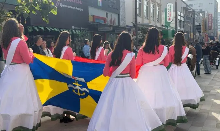 A roça invadiu a Hercíio Luz com o desfile da 40ª Festa do Colono