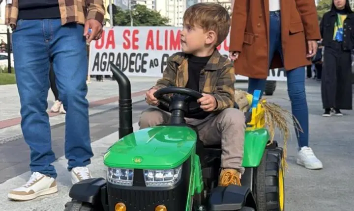 A roça invadiu a Hercíio Luz com o desfile da 40ª Festa do Colono