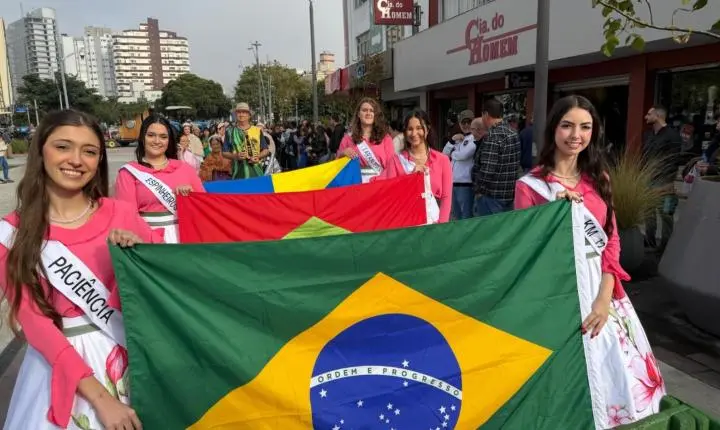A roça invadiu a Hercíio Luz com o desfile da 40ª Festa do Colono