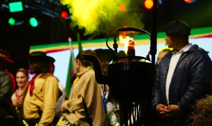 Acampamento Farroupilha tem abertura oficial com acendimento da Chama Crioula em Balneário Camboriú
