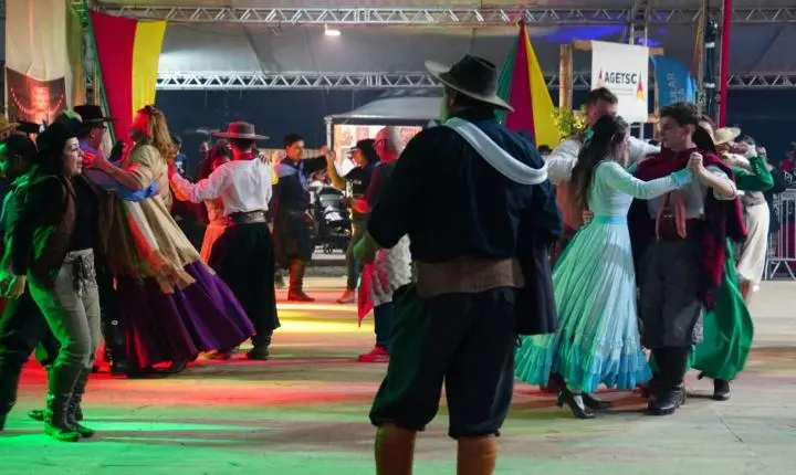 Acampamento Farroupilha tem abertura oficial com acendimento da Chama Crioula em Balneário Camboriú
