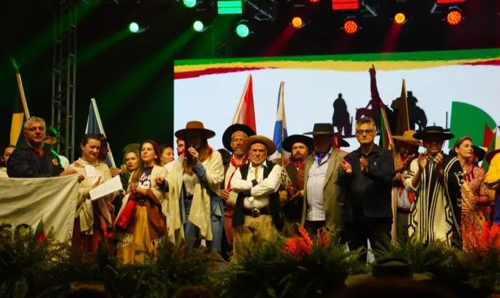 Acampamento Farroupilha tem abertura oficial com acendimento da Chama Crioula em Balneário Camboriú