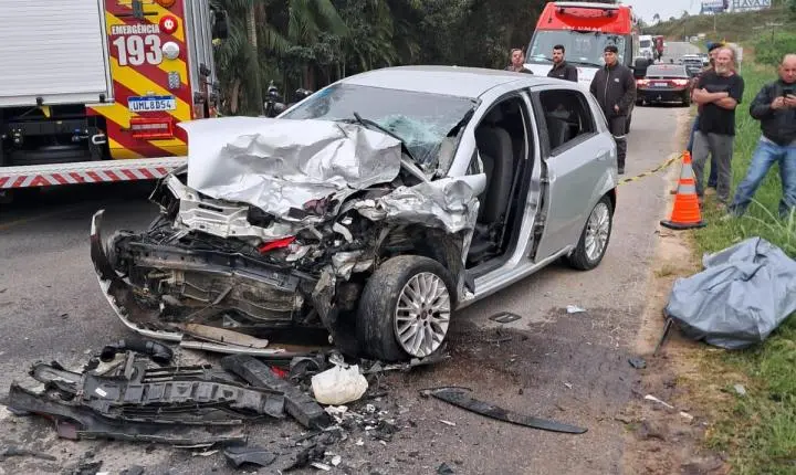 Acidente de trânsito deixa um morto e vítimas presas em ferragens
