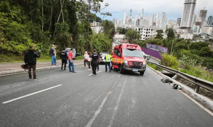 Acidente de trânsito é registrado na Avenida Panorâmica, em Balneário Camboriú - Confira as alterações do trânsito para amanhã sexta-feira