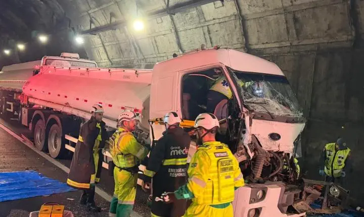 Acidente envolve quatro veículos de carga no Túnel do Morro do Boi