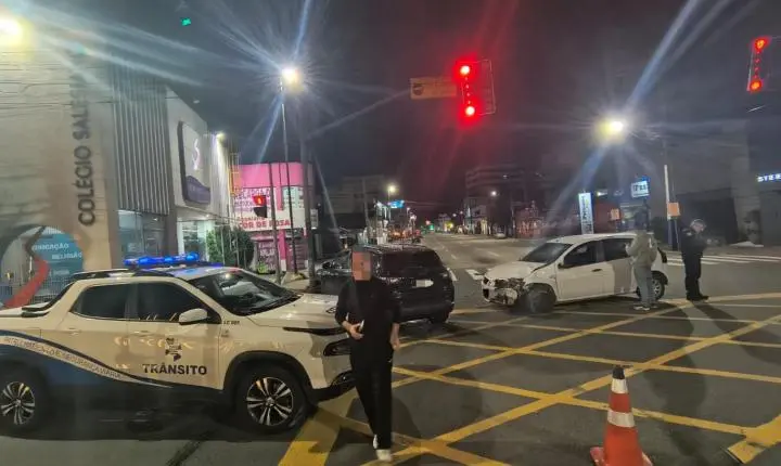 Acidente envolve quatro veículos na rua 600 em Balneário Camboriú