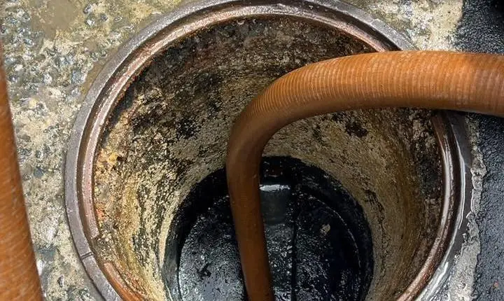 Acúmulo de lenços umedecidos causa problemas na rede de esgoto do Bairro das Nações