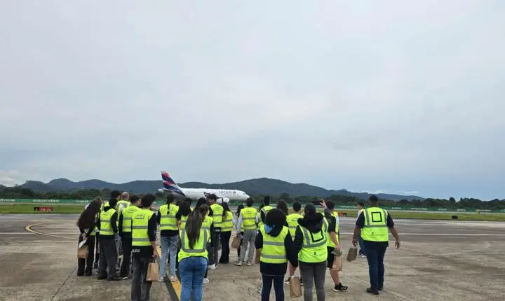 Aeroporto de Navegantes apresenta rotina operacional a estudantes da rede municipal