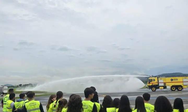 Aeroporto de Navegantes apresenta rotina operacional a estudantes da rede municipal