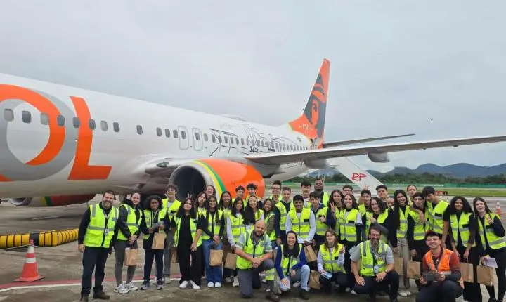 Aeroporto de Navegantes apresenta rotina operacional a estudantes da rede municipal