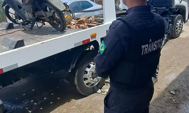Agente de Trânsito realizam operação integrada na Vila Fortaleza e removem quatro veículos
